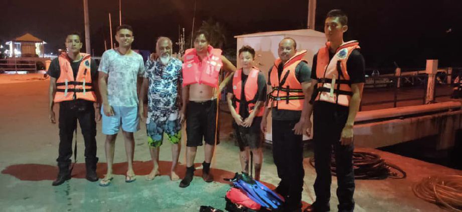 SEBAHAGIAN empat kru kapal layar ‘Sword Fish’ yang mengalami kerosakan di perairan Pulau Enggang, Langkawi dan diselamatkan Pasukan Polis Marin Wilayah 1 Langkawi. FOTO IHSAN POLIS MARIN