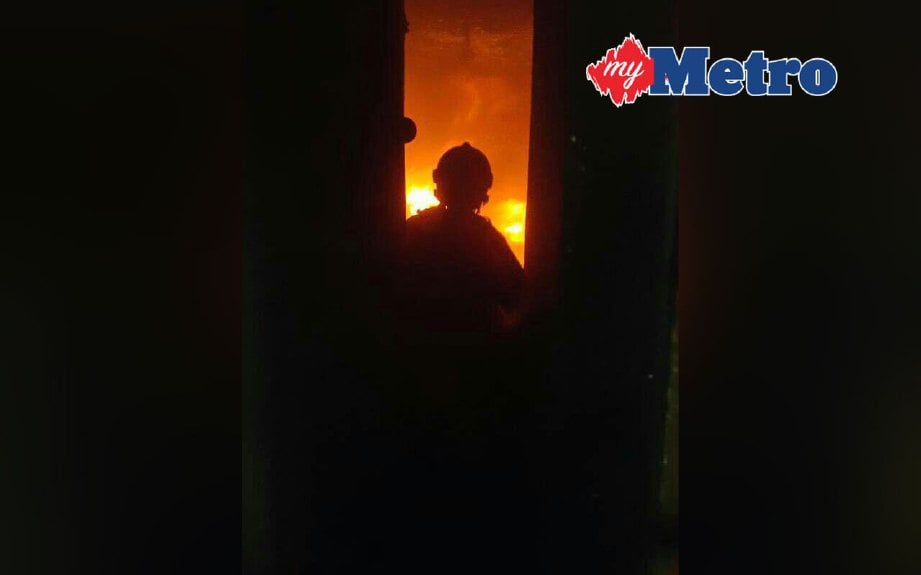 Anggota bomba memadamkan kebakaran rumah di tingkat 13 PPR Kampung Muhibah, Bukit Jalil, hari ini. FOTO ihsan bomba
