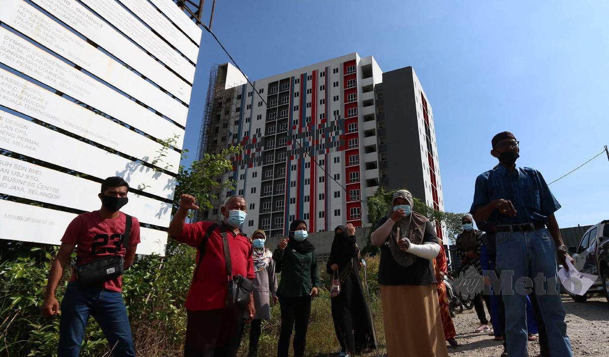 PENDUDUK mendesak pihak berwajib menyelesaikan masalah kelewatan projek pembinaan Program Perumahan Rakyat (PPR) Klebang, Melaka. FOTO Iqmal Haqim Rosman