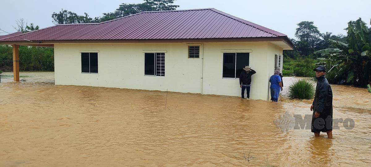 KEADAAN rumah di kawasan Rancangan Perumahan Tersusun di Kampung Balun yang dilanda banjir kilat akibat limpahan air Sungai Slim dekat sini petang tadi. FOTO ROSMAN SHAMSUDIN.