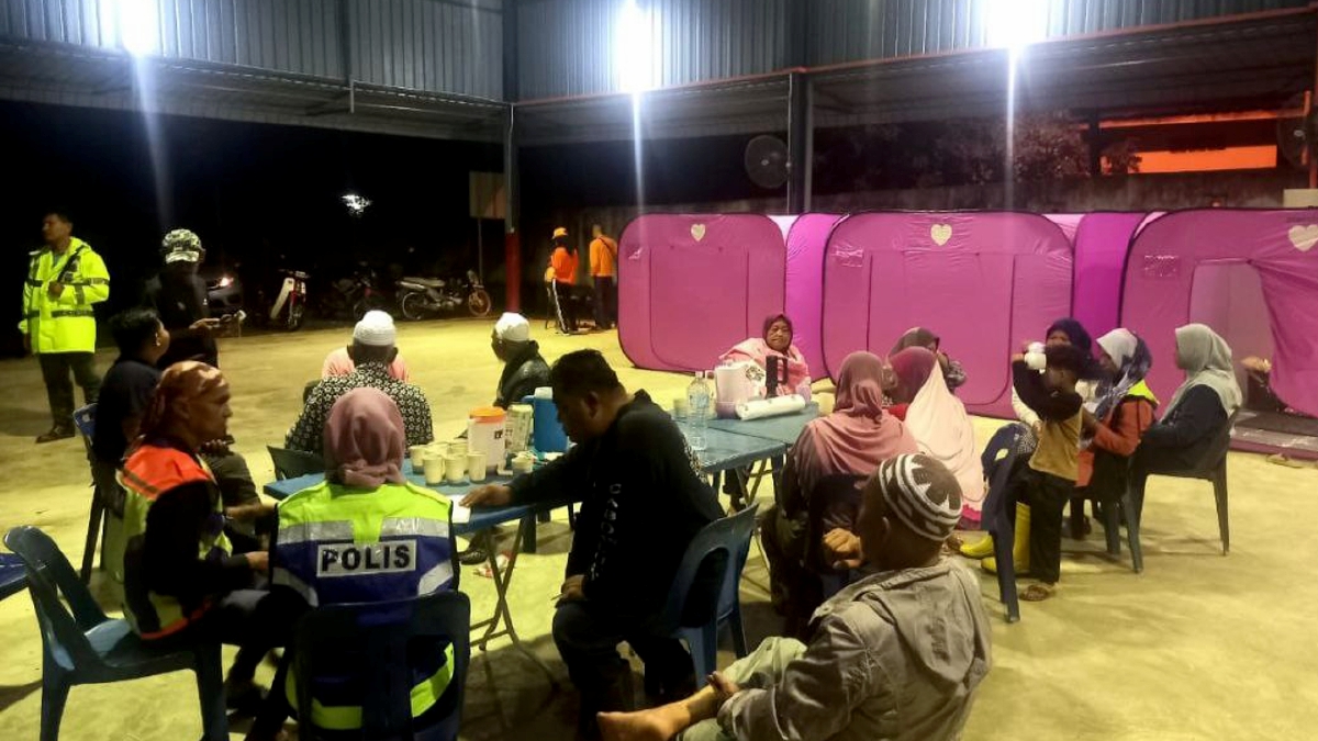 PENDUDUK berpindah ke Pusat Pemindahan Sementara (PPS) di Dewan Haji Hassan Samah, Kupang. FOTO Ihsan APM.
