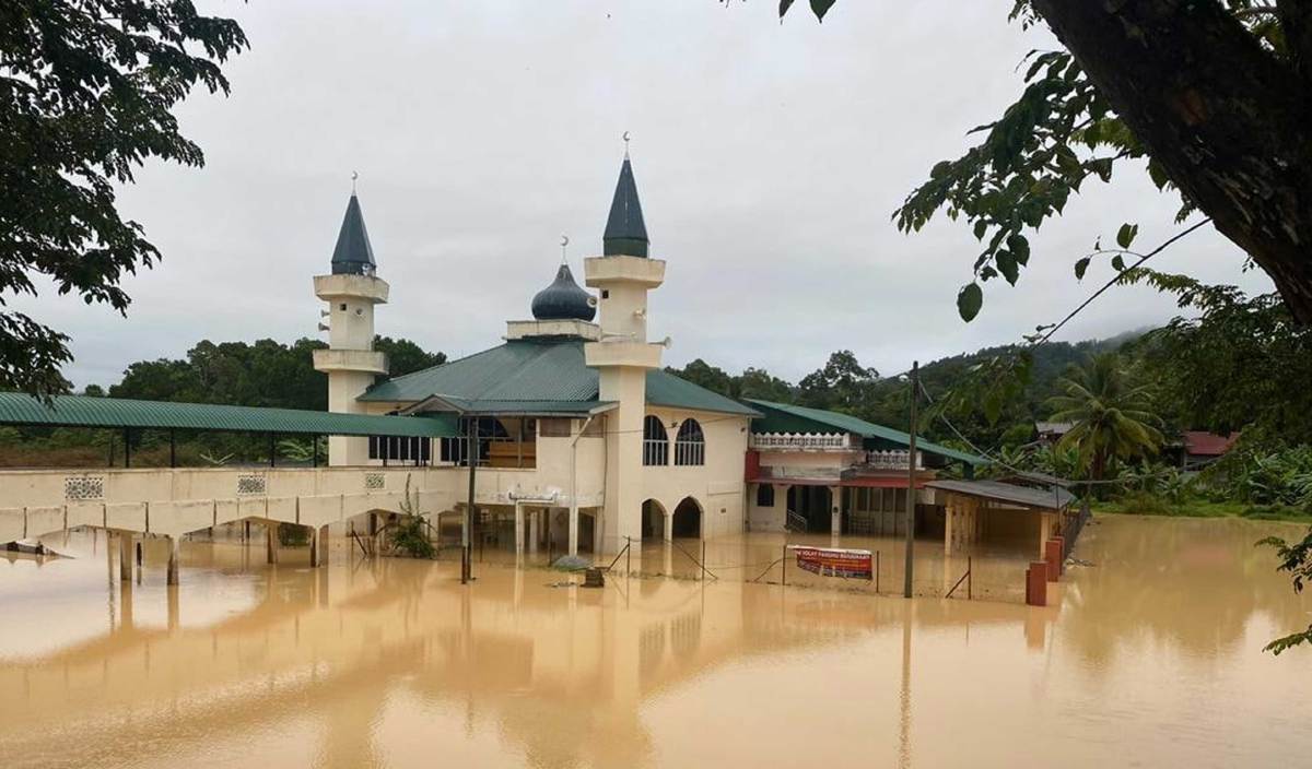 MASJID Mukim Chenulang, Kuala Krai yang dinaiki air. FOTO Ihsan APM