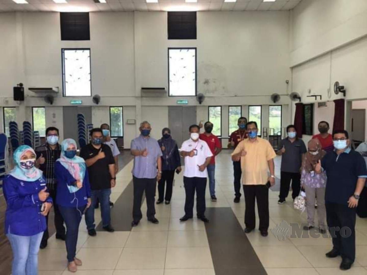 Noh Omar (tengah) menunjukkan isyarat bagus selepas meninjau keadaan pusat pemberian vaksin (PPV) bersama agensi kerajaan di Institut Pengurusan Peladang (IPP), hari ini. FOTO IHSAN FB TAN SRI NOH OMAR