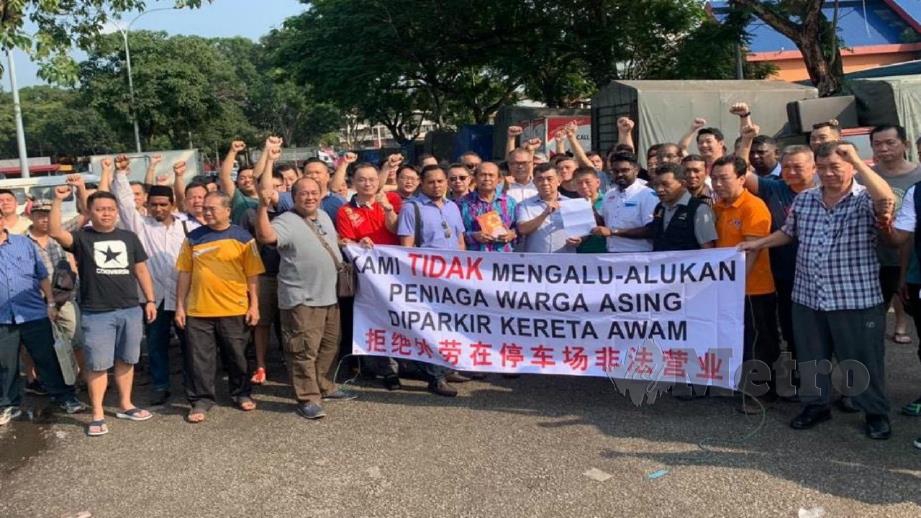 Penduduk membuat aduan mengenai isu warga asing di Pasar Borong Selayang dan Kuala Lumpur hari ini. Foto Ihsan Pejabat Ahli Parlimen Batu