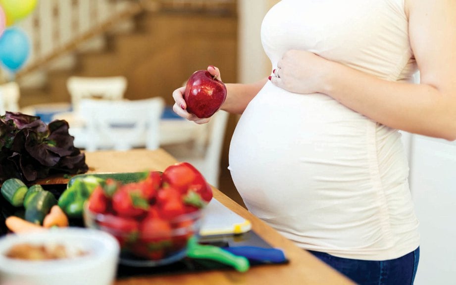UNTUK kesihatan pastikan ibu hamil mengambil banyak buah-buahan dan sayur-sayuran.