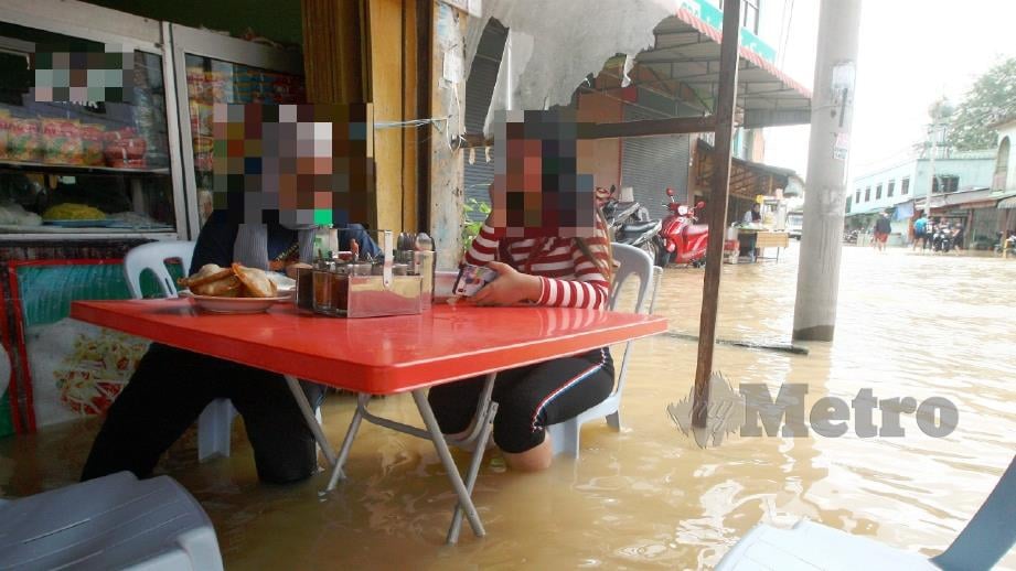 ANTARA premis makanan yang beroperasi meskipun banjir belum surut di Kelantan, baru-baru ini. FOTO Arkib NSTP 