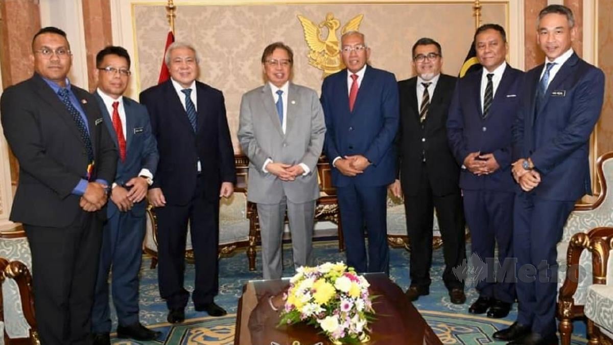 MAHDZIR mengadakan kunjungan hormat terhadap Abang Johari di DUN Sarawak, Petra Jaya, hari ini.  FOTO Ihsan Pejabat Premier Sarawak.