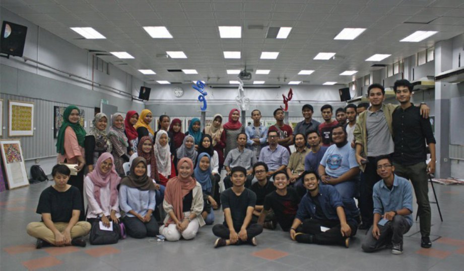 PELAJAR bergambar kenangan bersama Koordinator Program Jabatan Seni Halus FSSR UiTM Shah Alam Mohd Suhaimi Tohid (duduk lima dari kiri).