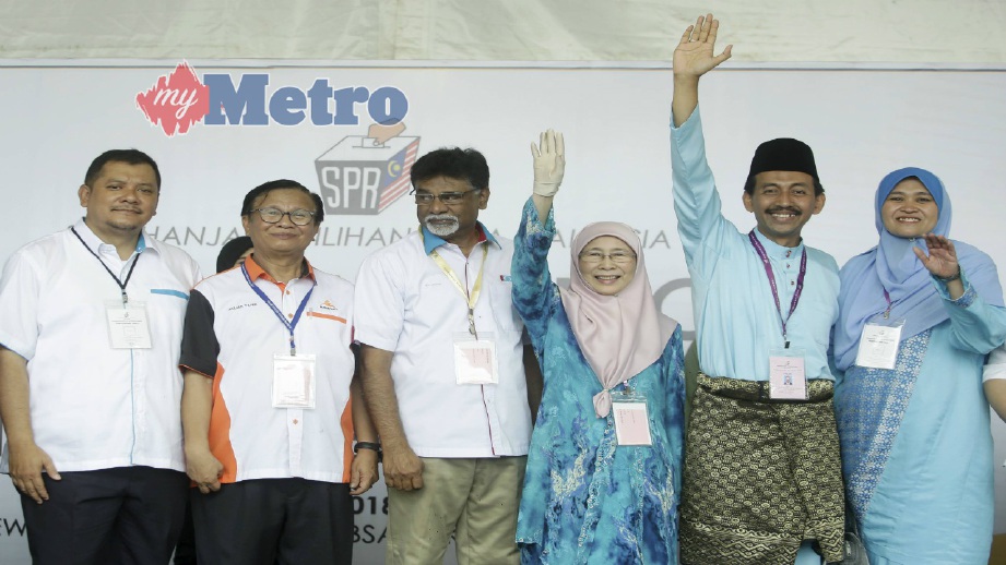 TIMBALAN Perdana Menteri Datuk Seri Dr Wan Azizah Wan Ismail bersama Mohd Zawawi (dua dari kanan) di pusat penamaan calon di Dewan Besar Tanjung MBSA, Seksyen 19, Shah Alam, hari ini. FOTO Syarafiq Abd Samad