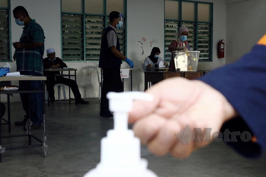 ORANG ramai  mengundi di Sekolah Agama Rakyat (KAFA) Felda Chini 3. FOTO Farizul Hafiz Awang