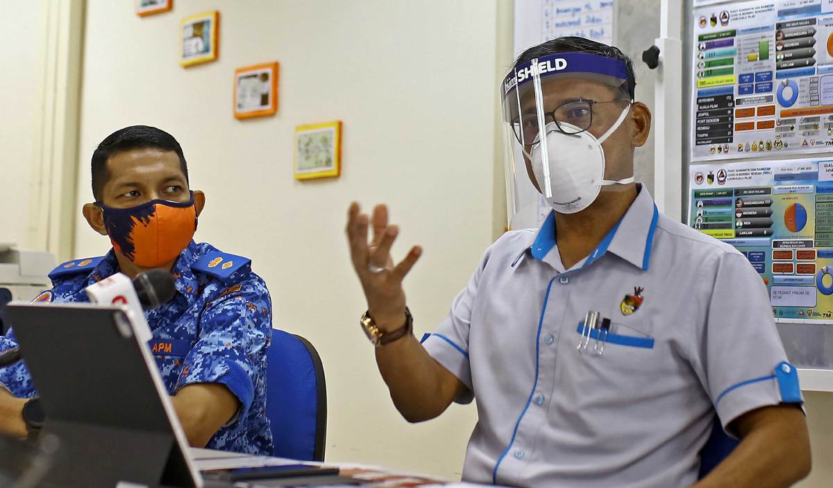 DR Razali (kanan) ditemubual Bernama di Bilik Gerakan Operasi Pusat Kuarantin dan Rawatan Covid-19 (PKRC) Kuala Pilah. FOTO BERNAMA