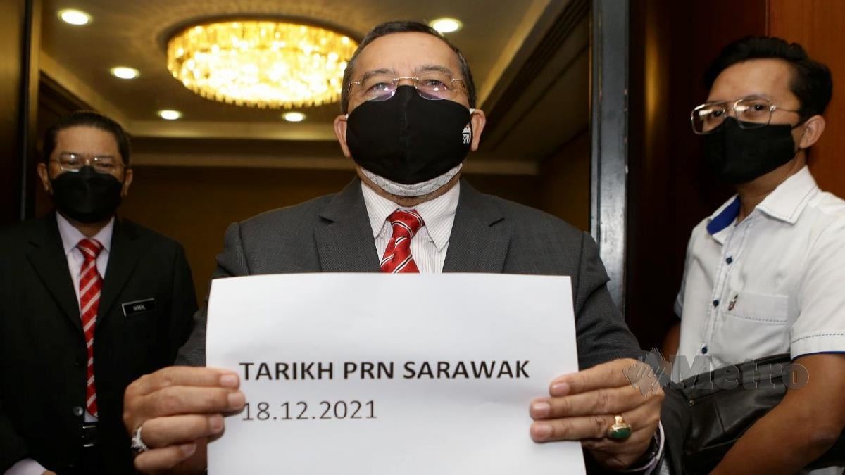 DATUK Abdul Ghani Salleh menunjuk tarikh hari mengundi bagi PRN Ke-12 Sarawak. FOTO NADIM BOKHARI