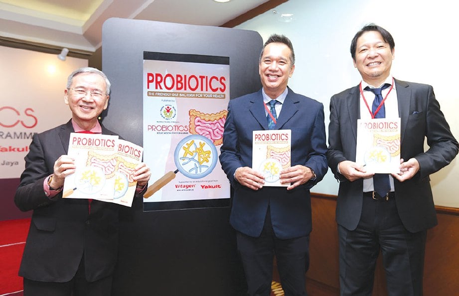 DR Tee (kiri) bersama Poh dan Hiroshi melancarkan buku Probiotik.
