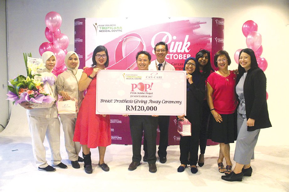 DR Tan bersama pengurusan TMC dan Can-Care System Malaysia bersama penerima.