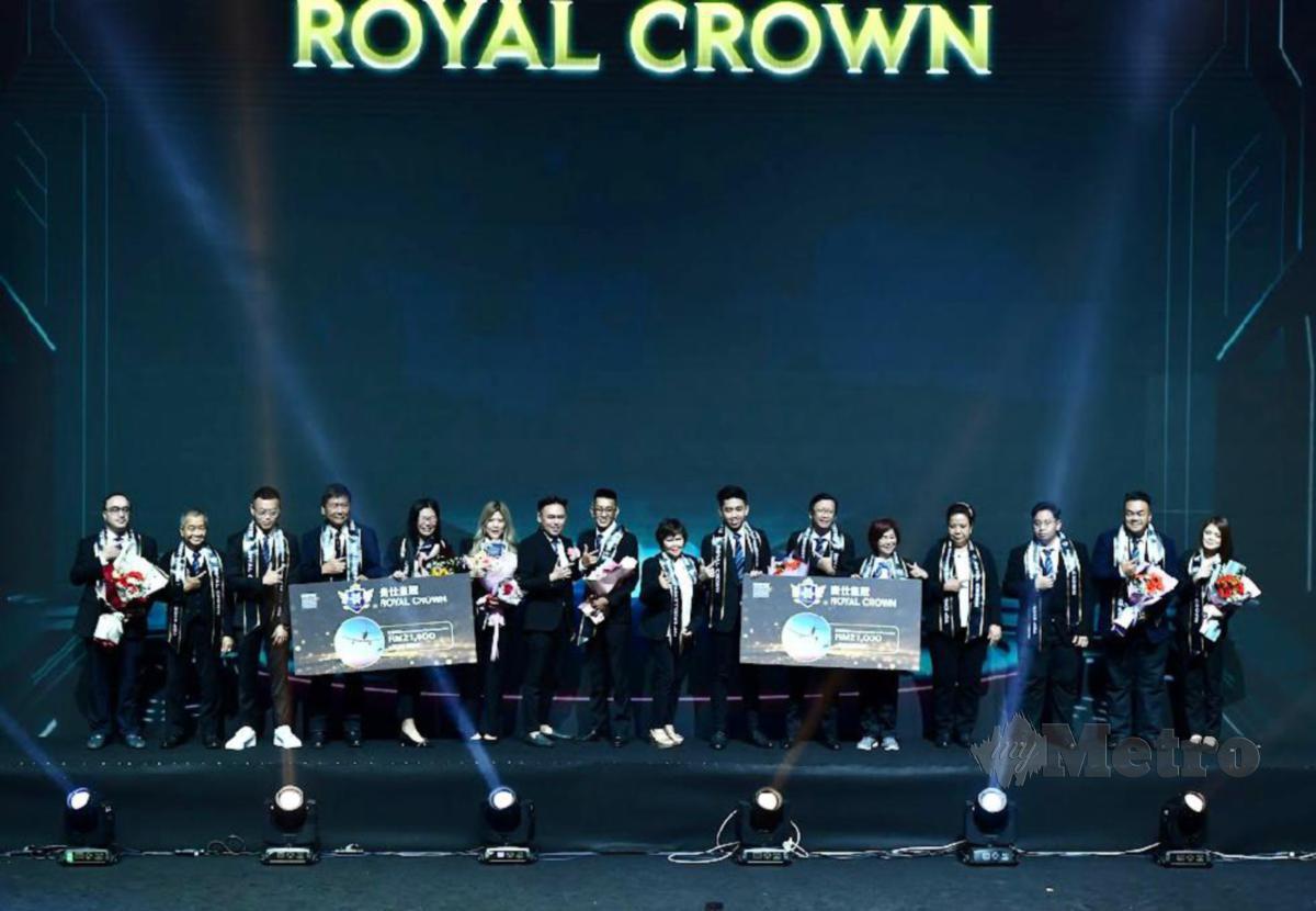 RICK Tan (tengah) bersama ahli Eostre yang berjaya di Anugerah Eostre Infinite Legacy. FOTO ihsan Eostre 