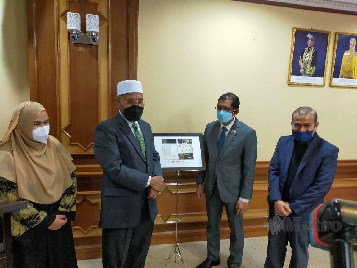 IDRIS (dua kiri) merasmikan Majlis Pelancaran Buku Haji anjuran IPSAS UPM. FOTO Muhaamad Hafis Nawawi