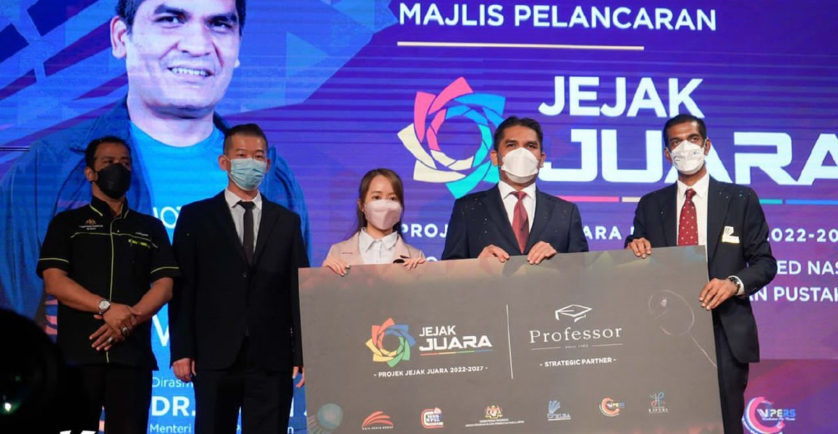 JAHABERDEEN (kanan) berkata matlamat KLBA adalah untuk melahirkan pemain-pemain Kuala Lumpur yang berkualiti. FOTO Ihsan Persatuan Badminton Kuala Lumpur