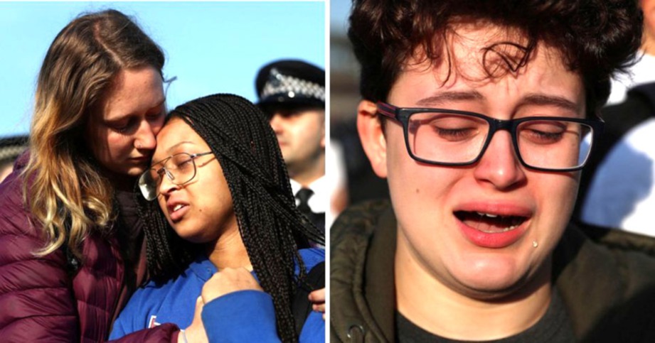 AKTIVIS remaja menangis selepas mereka dihalang polis di Lapangan Terbang Heathrow. FOTO Reuters