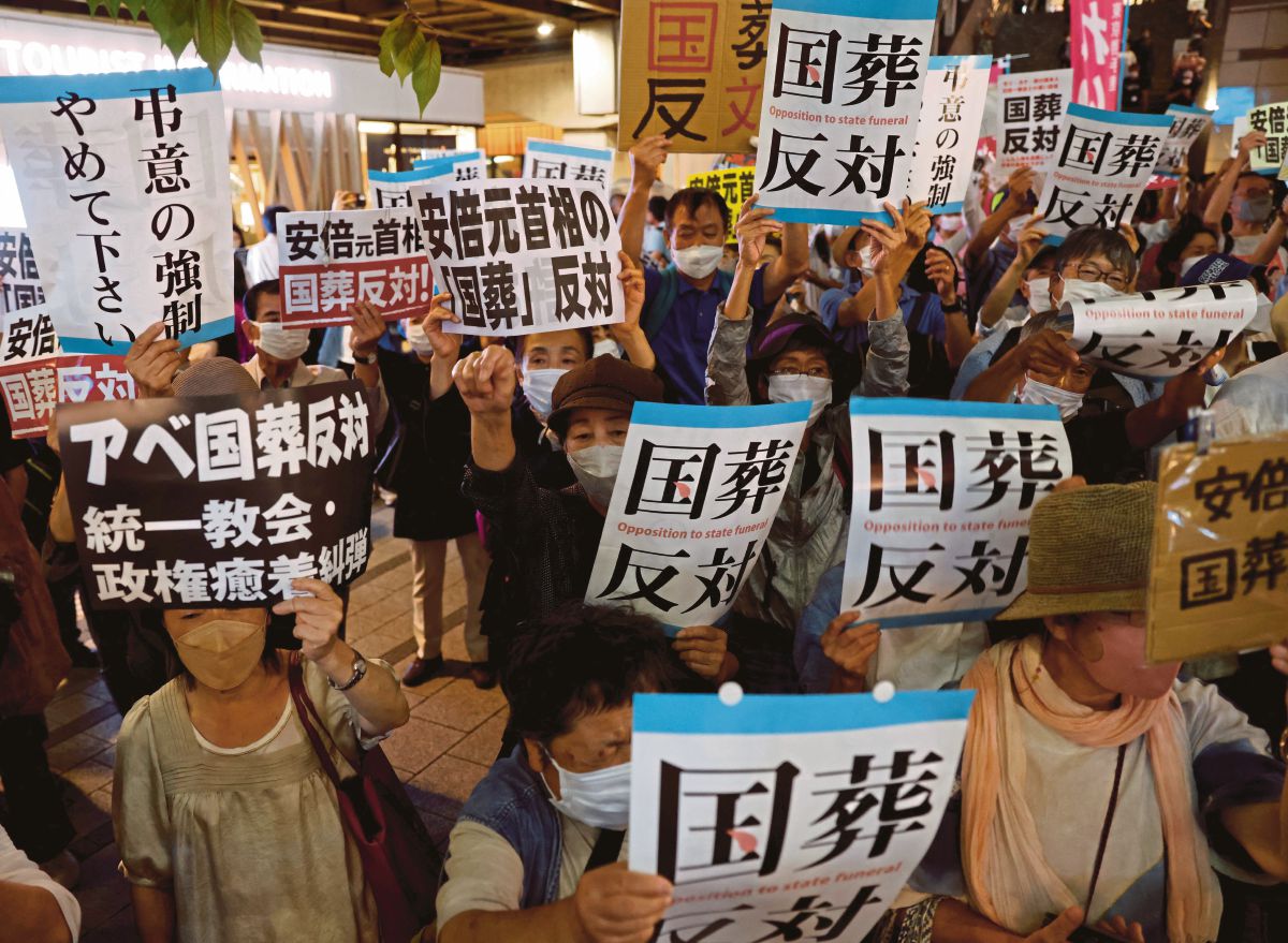 PENUNJUK perasaan berhimpun bagi membantah pengebumian negara untuk Shinzo Abe. FOTO Reuters 
