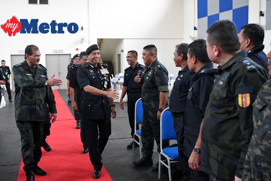 Zulkifli (dua, kiri) bersalaman dengan peserta kursus pada penutup Kursus Pengurusan Krisis dan Kursus Rundingan Krisis PDRM anjuran Jabatan Keselamatan Dalam Negeri dan Ketenteraman Awam (KDNKA) dengan kerjasama Maktab Polis Kuala Lumpur di Semenyih hari ini. FOTO BERNAMA