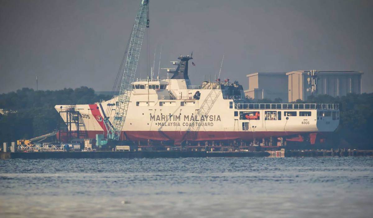 KAPAL peronda luar persisir (OPV) milik Agensi Penguatkuasaan Maritim Malaysia (Maritim Malaysia) masih dalam pembinaan dan berada di Pulau IndaH. FOTO Ihsan Maritim Malaysia