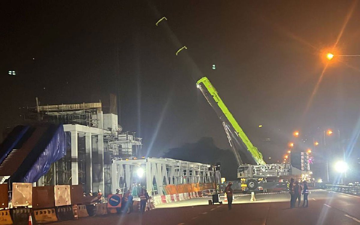 KERJA-kerja pemasangan ‘Pedestrian Overhead Steel Bridge’ di Lebuhraya Persekutuan sudah diuar-uarkan. FOTO TULAR