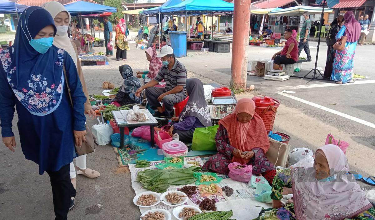 SUASANA pasar giliran Kuala Berang. FOTO Nazdy Harun