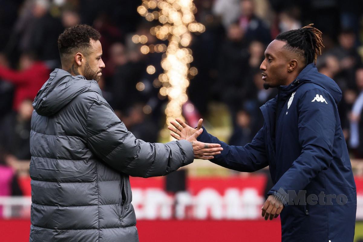NEYMAR (kiri) berjabat tangan dengan pemain tengah Monaco Gelson Batalha Martins. -FOTO AFP