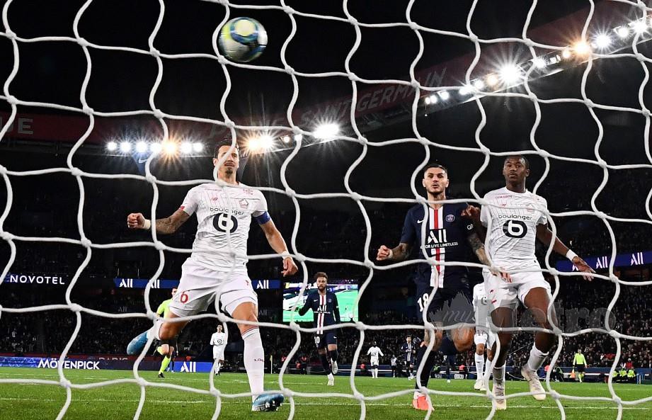 ICARDI (dua kanan) meledak gol pembukaan menentang Lille. — FOTO AFP