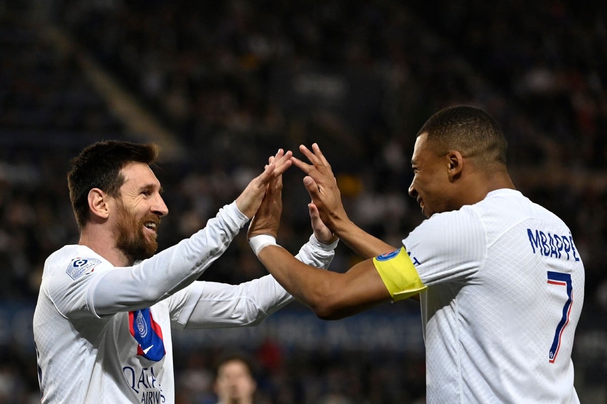 MESSI bersama Mbappe meraikan kejayaan meledakkan gol pertama PSG. -FOTO AFP 