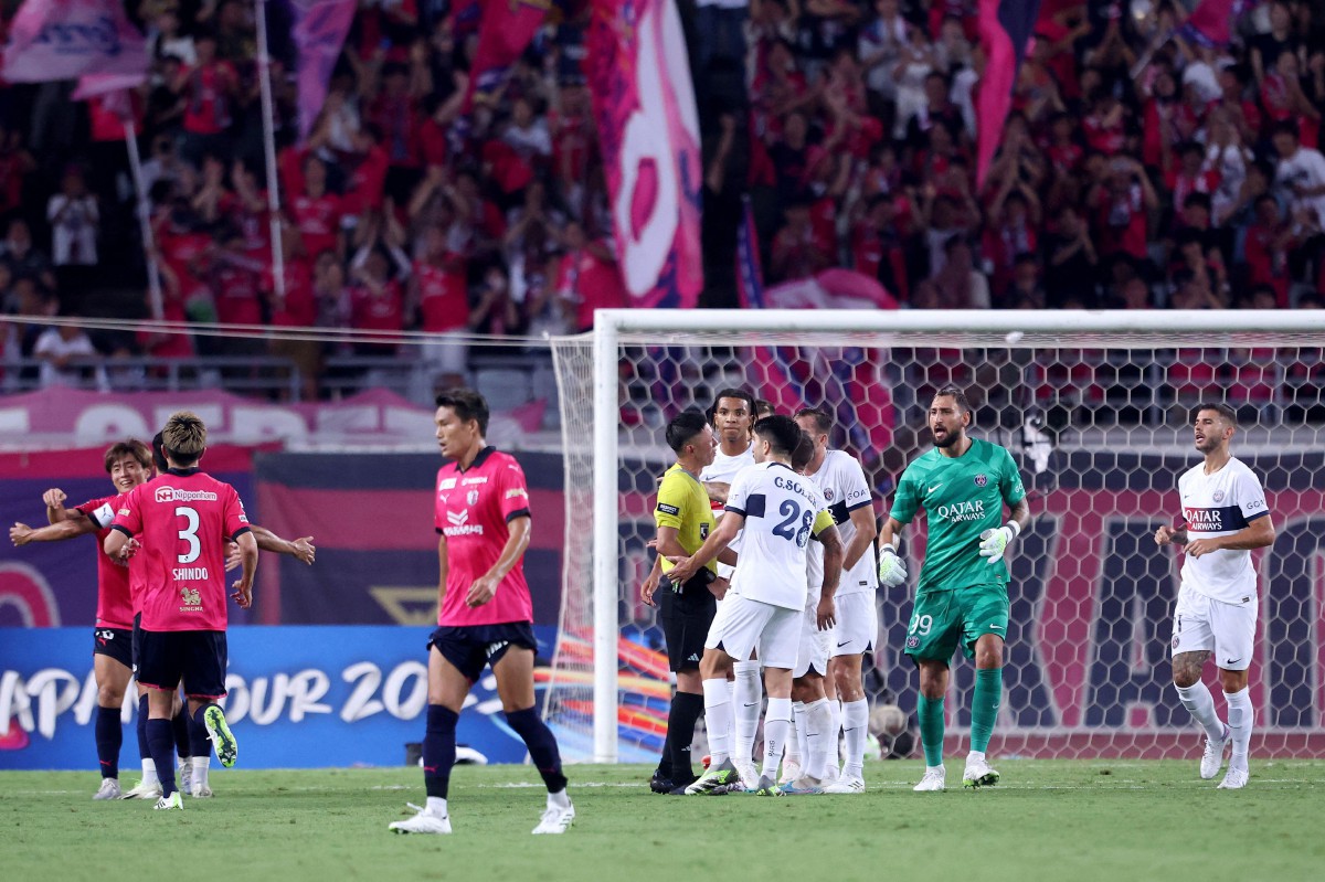 BARISAN pemain PSG melakukan protes ketika pemain Cerezo Osaka meraikan jaringan Kagawa. FOTO AFP