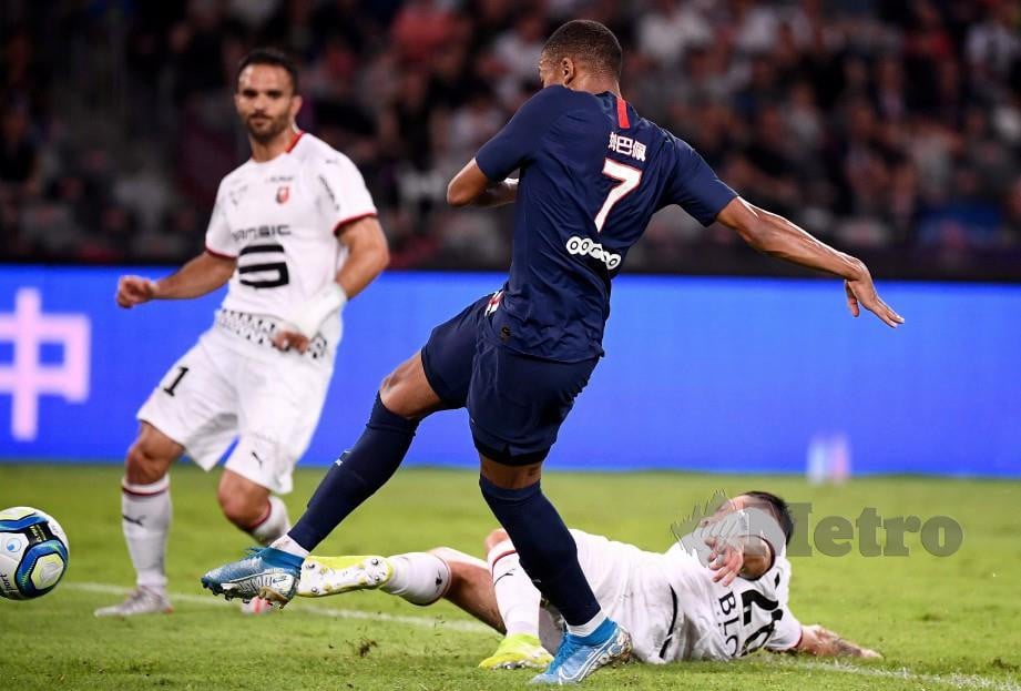 MBAPPE (tengah) menjaringkan gol penyamaan PSG menentang Rennes. — FOTO AFP