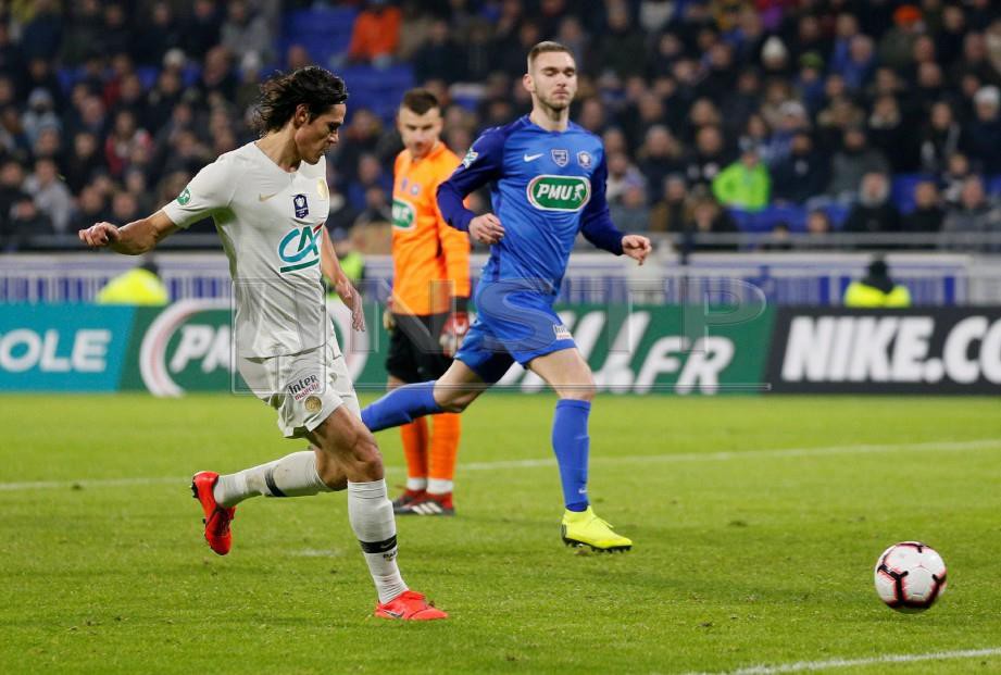 CAVANI (kiri) menjaringkan gol ketiga PSG menentang Villefranche pada aksi Piala Perancis, awal pagi tadi. - FOTO Reuters