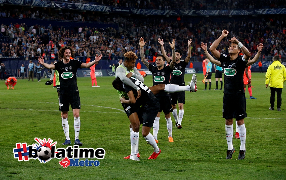 PEMAIN PSG meraikan kemenangan ke atas Caen. -Foto AFP