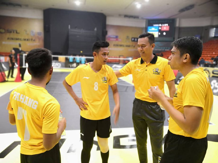KETUA jurulatih, Mohd Hirman Omar (dua kanan) memberi arahan kepada pemain sepak takraw Pahang. FOTO Ihsan PSNP