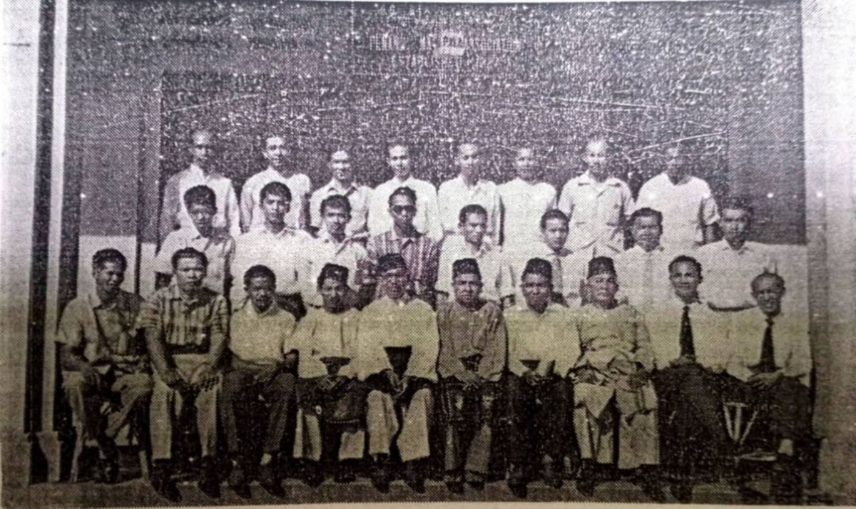 MOHD Yusoff (duduk empat dari kiri) ketika mesyuarat menubuhkan PSM pada 28 Januari 1960. -FOTO Ihsan Tan Sri Mohd Yusoff Latiff