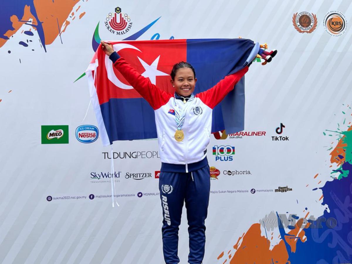 Siti Nur Adibah meraikan kejayaannya di pentas podium. FOTO NST