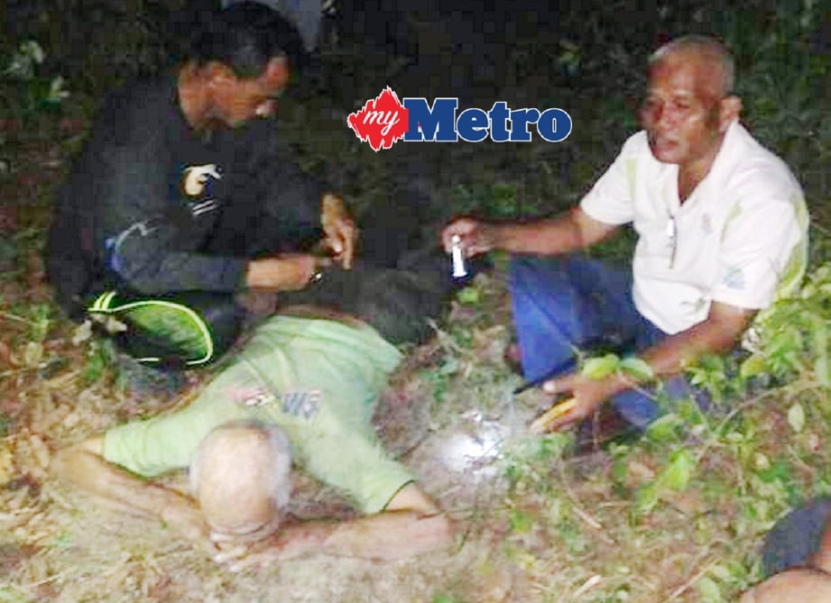 Keadaan Mat Ali, 73, yang terbaring selepas terjatuh dari pokok petai ketika ditemui tengah malam tadi. - Foto RASUL AZLI SAMAD