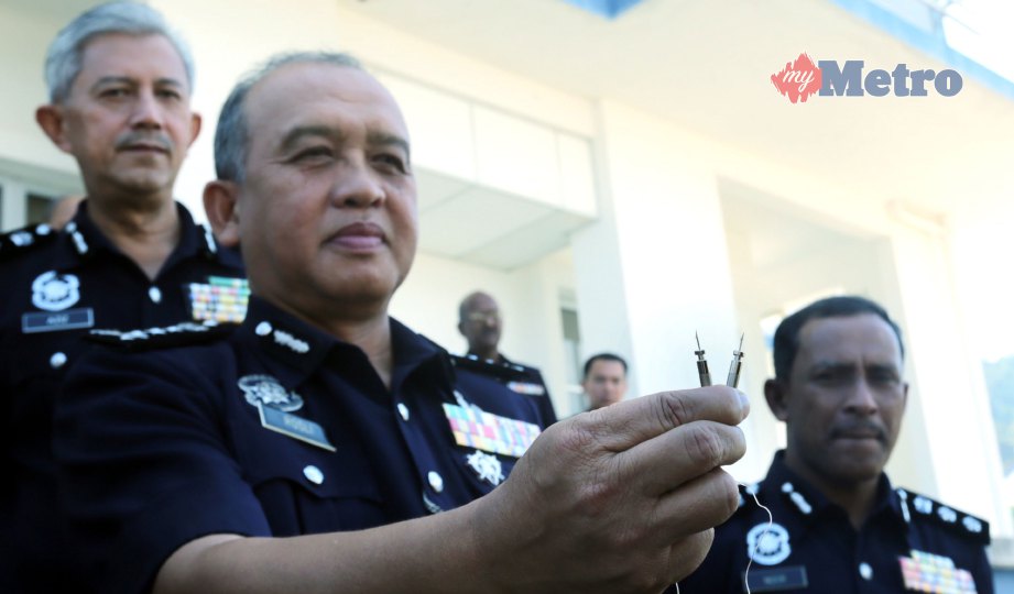 ROSLI memegang peluru catridge  taser gun selepas majlis  Penutup Kursus Pengendalian Taser Gun siri 1/2018 Kontinjen Pahang di Pusat Latihan TSM Alor Akar.  FOTO Zulkepli Osman