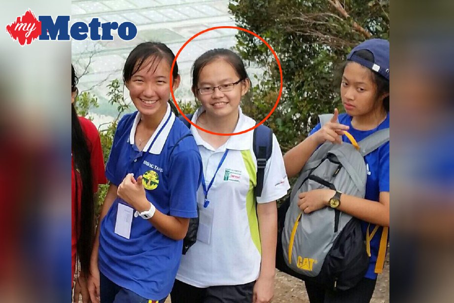 Pelajar perempuan Sekolah Menengah Sungai Tapang, Kuching (tengah) yang dikhuatiri hilang ketika menuruni Gunung Santubong, hari ini. FOTO ihsan bomba