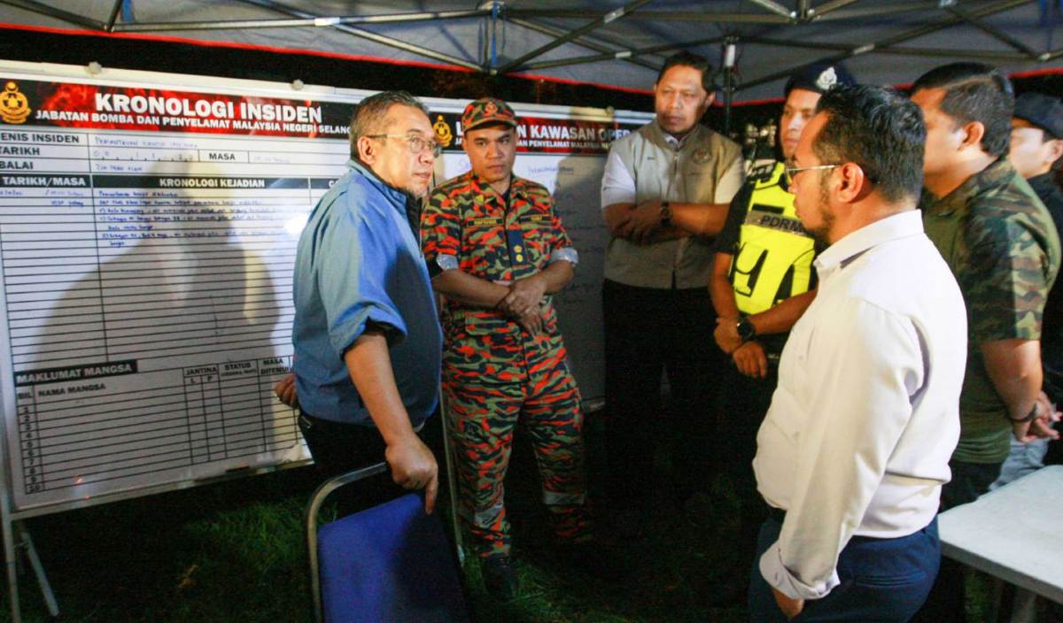 ABD Latiff (kiri) melawat Pusat Kawalan Tempat Kejadian (PKTK) di Taman Sri Muda, Shah Alam. FOTO Faiz Anuar
