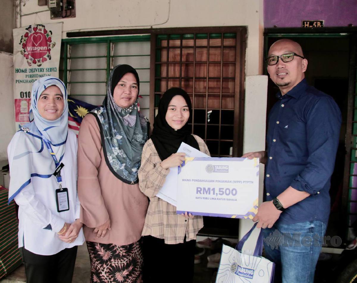  DR Apli (kanan) diiringi Pengurus Besar Negeri, Pejabat PTPTN Negeri Terengganu, Azizah Nasik@Abd Rashid (kiri) menyampaikan surat tawaran WPP kepada pelajar di Kuala Nerus, Terengganu.