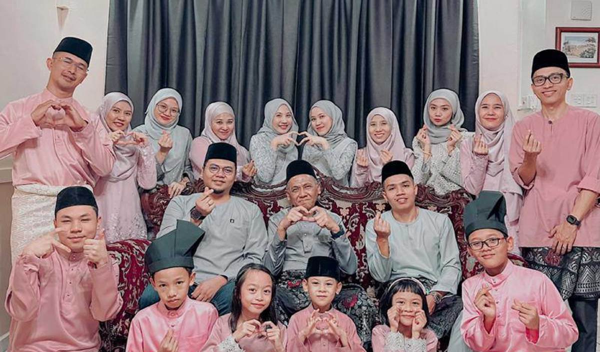 MOHD Puad (duduk tengah)  bersama anak kandung (berbaju kelabu) dan adik ipar (berbaju merah jambu) bersama anak  juga pasangan masing-masing.FOTO Ihsan Syazana Ta’at