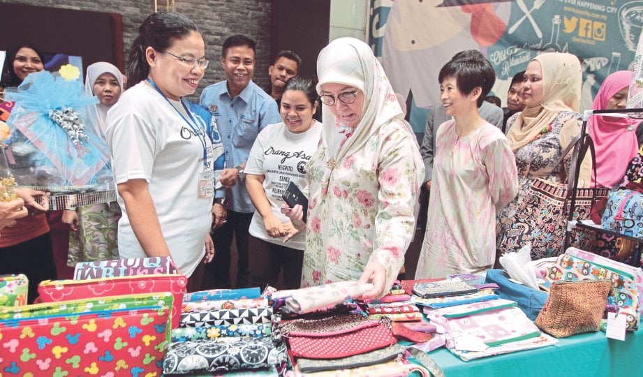 TUNKU Azizah mengunjungi ruang pameran Handmade Market.