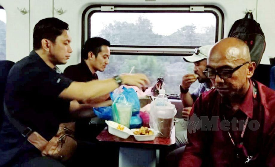 Penumpang tetap Keretapi Negeri Sabah (KNS) berbuka puasa di dalam gerabak kereta api ketika dalam perjalanan pulang ke Papar, Kimanis, Bongawan, Membakut dan Beaufort, Sabah. Foto Rafiqah Dahali.
