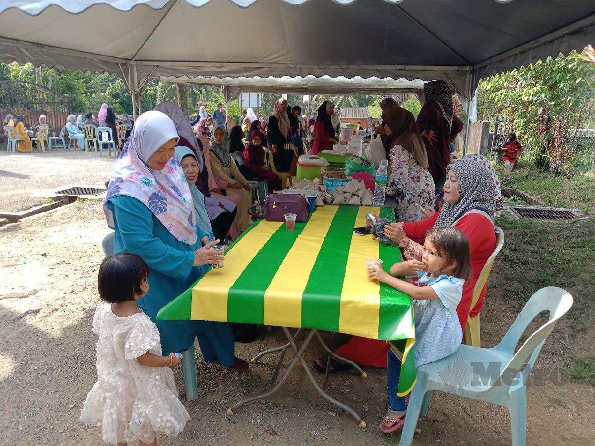 PENDUDUK Kampung Durian Kassim meraikan sambutan hari raya enam. FOTO Nazdy Harun