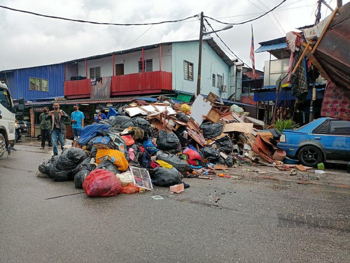 LONGGOKAN sampah pukal penduduk di kawasan penempatan di Padang Jawa, Seksyen 16 yang terjejas akibat banjir. FOTO Ruwaida Md Zain