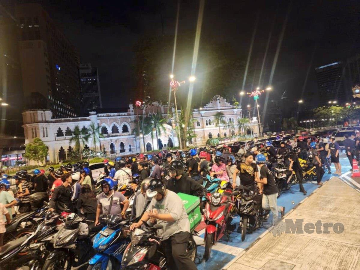 94 motosikal 'dipukat' dalam Ops Samseng Jalanan JSPT Kuala Lumpur di Dataran Merdeka awal pagi tadi.