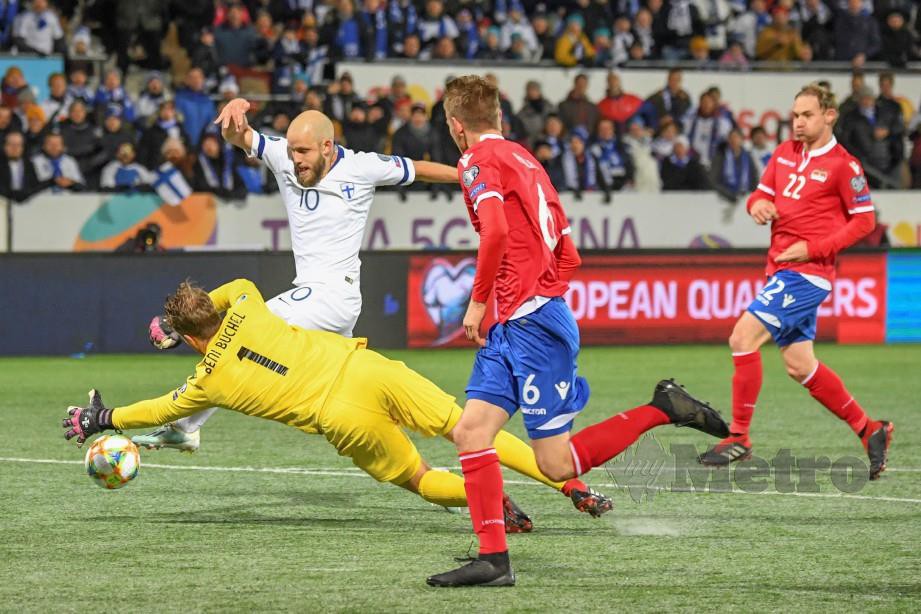 PENYERANG Finland, Teemu Pukki (dua kiri) menjaringkan gol menentang Liechtenstein di Helsinki, awal pagi tadi. — FOTO EPA
