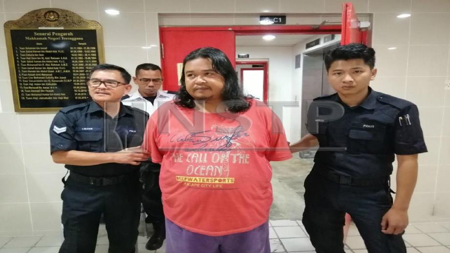 TERTUDUH,Mohd Arizan Baharuddin, 40, mengaku tidak bersalah di Mahkamah Majistret Kuala Terengganu, hari ini atas pertuduhan menampar dan menggunakan kekerasan jenayah terhadap isterinya menggunakan sebilah pisau. FOTO Zatul Iffah Zolkiply